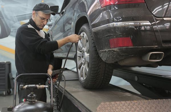 מומחה היבוא של רכבים